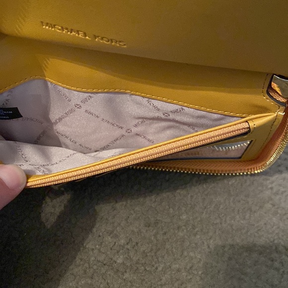 Michael Kors Jet Set Travel Large Leather Phone Case/Wristlet - Picture 7 of 14